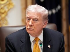 Trump propõe uma mudança radical na saúde que contornaria as seguradoras e entregaria dinheiro diretamente a milhões de americanos Trump, 79 anos, recorreu ao Truth Social no sábado para recomendar aos republicanos que parassem de enviar fundos federais para 'companhias de seguros sugadoras de dinheiro' e, em vez disso, os entregassem ao povo americano para gastar em saúde