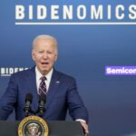 Na foto desta quinta-feira, 14 de setembro de 2017, um cliente faz compras na delicatessen dentro do supermercado Piggly Wiggly na Spring Street em Charleston, W.Va. A loja é uma das quatro franquias Foodland que mudaram para Piggly Wiggly. (Chris Dorst/Charleston Gazette-Mail via AP)