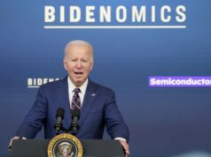 Trump quer cometer o mesmo erro que Biden cometeu Na foto desta quinta-feira, 14 de setembro de 2017, um cliente faz compras na delicatessen dentro do supermercado Piggly Wiggly na Spring Street em Charleston, W.Va. A loja é uma das quatro franquias Foodland que mudaram para Piggly Wiggly. (Chris Dorst/Charleston Gazette-Mail via AP)