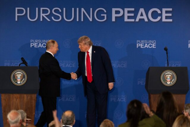 Trump revela sanções para países que comercializam com a Rússia Trump revela sanções para países que comercializam com a Rússia