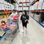 O presidente Donald Trump participa de uma festa de Halloween em Mar-a-Lago em Palm Beach, Flórida, sexta-feira, 31 de outubro de 2025. (AP Photo/Manuel Balce Ceneta)