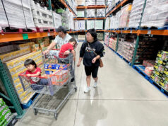 Trump vira e decide matar as pessoas de fome, afinal O presidente Donald Trump participa de uma festa de Halloween em Mar-a-Lago em Palm Beach, Flórida, sexta-feira, 31 de outubro de 2025. (AP Photo/Manuel Balce Ceneta)