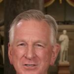 Tuberville propõe requisito de proficiência em inglês para motoristas de transporte compartilhado