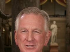 Tuberville propõe requisito de proficiência em inglês para motoristas de transporte compartilhado Tuberville propõe requisito de proficiência em inglês para motoristas de transporte compartilhado