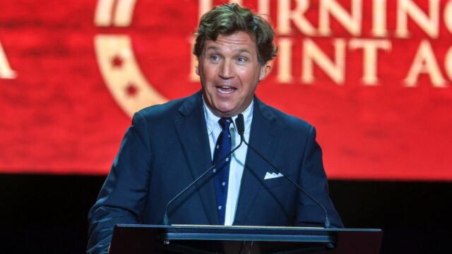 Tucker Carlson une a mídia de direita contra ele por causa da entrevista com Nick Fuentes
