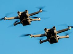 Tudo o que sabemos sobre a iminente proibição dos drones DJI nos Estados Unidos Um drone em exposição na loja DJI Wynwood