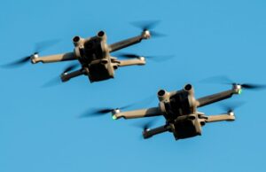 Tudo o que sabemos sobre a iminente proibição dos drones DJI nos Estados Unidos Um drone em exposição na loja DJI Wynwood