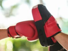 UE acusa Apple de colocar usuários em risco; Apple acusa UE de hipocrisia UE acusa Apple de colocar os usuários em risco –Apple acusa UE de hipocrisia | Os pugilistas treinam para a luta