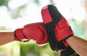 UE acusa Apple de colocar usuários em risco; Apple acusa UE de hipocrisia UE acusa Apple de colocar os usuários em risco –Apple acusa UE de hipocrisia | Os pugilistas treinam para a luta