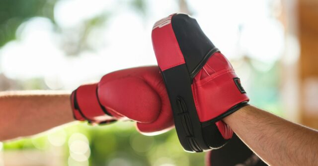 UE acusa Apple de colocar usuários em risco; Apple acusa UE acusa Apple de colocar os usuários em risco –Apple acusa UE de hipocrisia | Os pugilistas treinam para a luta