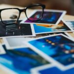 UE recua na digitalização de CSAM, mas a Apple ainda não está livre | A imagem mostra uma pilha de fotografias sobre uma mesa com um par de óculos