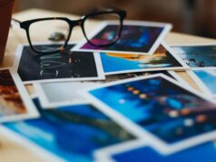 UE recua na digitalização de CSAM, mas a Apple ainda não está livre UE recua na digitalização de CSAM, mas a Apple ainda não está livre | A imagem mostra uma pilha de fotografias sobre uma mesa com um par de óculos