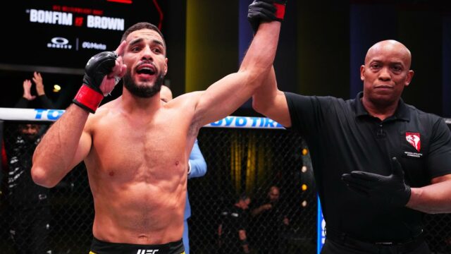 UFC Fight Night: Gabriel Bonfim usa joelhada voadora para nocautear Randy Brown
