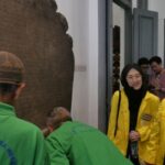 UI realiza tour multissensorial no Museu Nacional e convida idosos a tocar em inscrições antigas