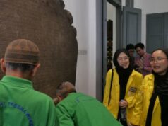 UI realiza tour multissensorial no Museu Nacional e convida idosos a tocar em inscrições antigas UI realiza tour multissensorial no Museu Nacional e convida idosos a tocar em inscrições antigas