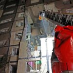 Nesta foto fornecida pelo Serviço de Emergência Ucraniano, os bombeiros apagaram o incêndio após um ataque de foguete russo que atingiu um prédio de apartamentos de vários andares no Dnipro.