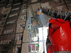 Ucrânia busca mais ajuda depois que a Rússia ataca o país com drones e mísseis Nesta foto fornecida pelo Serviço de Emergência Ucraniano, os bombeiros apagaram o incêndio após um ataque de foguete russo que atingiu um prédio de apartamentos de vários andares no Dnipro.