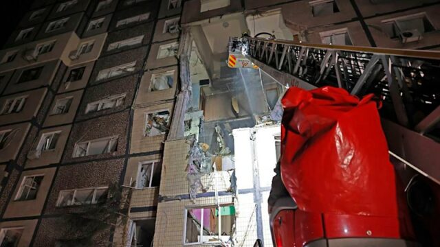 Ucrânia busca mais ajuda depois que a Rússia ataca o Nesta foto fornecida pelo Serviço de Emergência Ucraniano, os bombeiros apagaram o incêndio após um ataque de foguete russo que atingiu um prédio de apartamentos de vários andares no Dnipro.