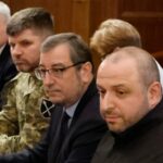 Zelensky (à esquerda) deve se encontrar novamente com o líder francês Emmanuel Macron na segunda-feira.