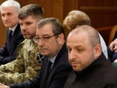 Ucrânia pressiona por “uma paz justa” enquanto Zelensky se esforça para reforçar o apoio Zelensky (à esquerda) deve se encontrar novamente com o líder francês Emmanuel Macron na segunda-feira.