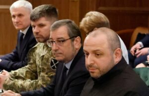 Ucrânia pressiona por “uma paz justa” enquanto Zelensky se esforça para reforçar o apoio Zelensky (à esquerda) deve se encontrar novamente com o líder francês Emmanuel Macron na segunda-feira.