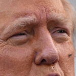 10 de outubro de 2020 - Orlando, Flórida, Estados Unidos - Pessoas seguram cartazes depois que o vice-presidente dos EUA, Mike Pence, se dirigiu a apoiadores em um comício da campanha Latinos para Trump na Central Christian University, em 10 de outubro de 2020, em Orlando, Flórida. A 24 dias das eleições presidenciais de 2020, tanto Donald Trump como o democrata Joe Biden estão a cortejar o voto latino, já que os latinos são a maior minoria racial ou étnica no eleitorado, com 32 milhões de eleitores elegíveis. (Foto de Paul Hennessy/NurPhoto via AP)