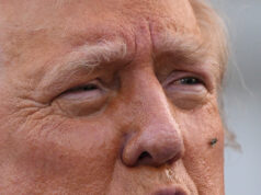 Uh-oh, o gerrymander do Texas do Partido Republicano de repente parece mais trêmulo 10 de outubro de 2020 - Orlando, Flórida, Estados Unidos - Pessoas seguram cartazes depois que o vice-presidente dos EUA, Mike Pence, se dirigiu a apoiadores em um comício da campanha Latinos para Trump na Central Christian University, em 10 de outubro de 2020, em Orlando, Flórida. A 24 dias das eleições presidenciais de 2020, tanto Donald Trump como o democrata Joe Biden estão a cortejar o voto latino, já que os latinos são a maior minoria racial ou étnica no eleitorado, com 32 milhões de eleitores elegíveis. (Foto de Paul Hennessy/NurPhoto via AP)