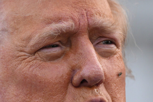 Uh-oh, o gerrymander do Texas do Partido Republicano de repente 10 de outubro de 2020 - Orlando, Flórida, Estados Unidos - Pessoas seguram cartazes depois que o vice-presidente dos EUA, Mike Pence, se dirigiu a apoiadores em um comício da campanha Latinos para Trump na Central Christian University, em 10 de outubro de 2020, em Orlando, Flórida. A 24 dias das eleições presidenciais de 2020, tanto Donald Trump como o democrata Joe Biden estão a cortejar o voto latino, já que os latinos são a maior minoria racial ou étnica no eleitorado, com 32 milhões de eleitores elegíveis. (Foto de Paul Hennessy/NurPhoto via AP)