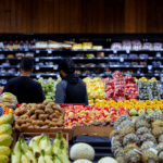 Compradores em um supermercado em Sydney.