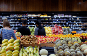 Último prego no caixão para esperanças de corte de taxas Compradores em um supermercado em Sydney.