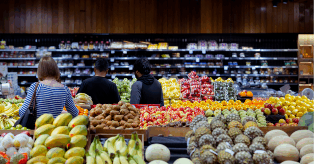 Compradores em um supermercado em Sydney.