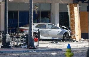 Um carro fugindo da polícia bate em um bar na Flórida, matando 4 e ferindo 11 Yahoo news home