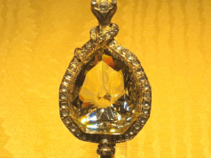 Um diamante de 137 quilates não é visto em público desde 1919. Ele estava guardado em segredo dentro de um banco canadense Depois de fugir da perseguição nazista para o Canadá durante a Segunda Guerra Mundial, a família imperial manteve o Diamante Florentino com outras joias em um cofre de banco (WikiMedia Commons)