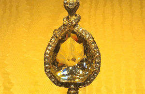 Um diamante de 137 quilates não é visto em público desde 1919. Ele estava guardado em segredo dentro de um banco canadense Depois de fugir da perseguição nazista para o Canadá durante a Segunda Guerra Mundial, a família imperial manteve o Diamante Florentino com outras joias em um cofre de banco (WikiMedia Commons)