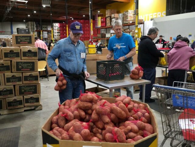 Um em cada três californianos reduziu a alimentação para economizar Um em cada três californianos reduziu a alimentação para economizar dinheiro, segundo pesquisa