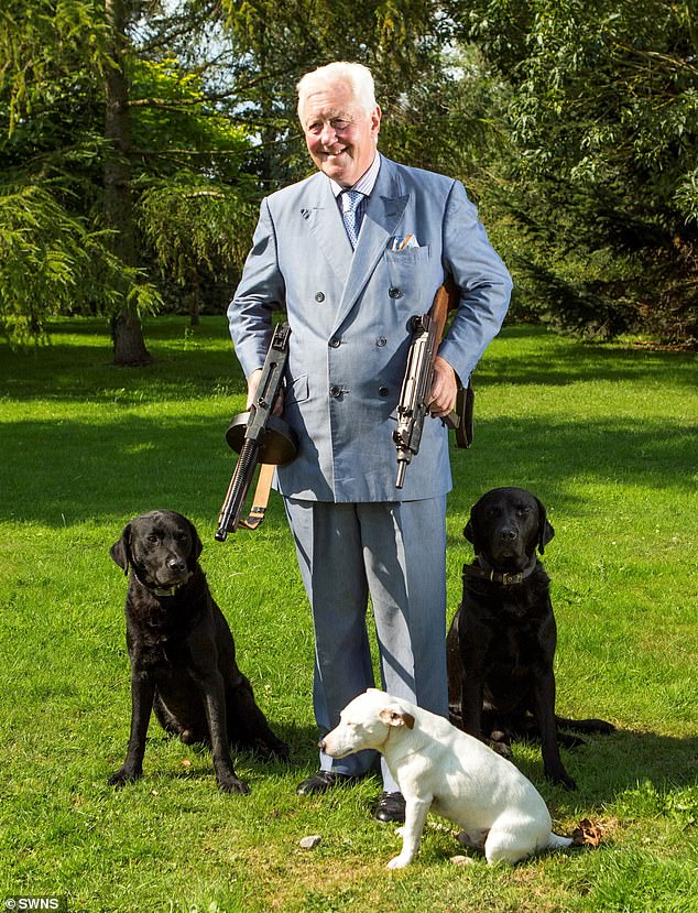 Um fugiu com o faz-tudo, outro se casou com o Um fugiu com o faz-tudo, outro se casou com o afilhado da rainha... enquanto os 17 gatos de um terceiro provaram ser demais: o que aconteceu com os outros amantes exigentes do Baronete quando ele lançou uma oferta para encontrar uma esposa de 'bom criador'