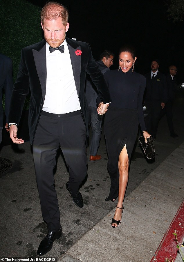 Um mundo longe do dever real: o Príncipe Harry parece O príncipe Harry parecia 'farto de ser exibido' e não conseguiu 'encenar o sorriso' enquanto comparecia à festa repleta de estrelas do 70º aniversário de Kris Jenner, disse um especialista real ao Daily Mail