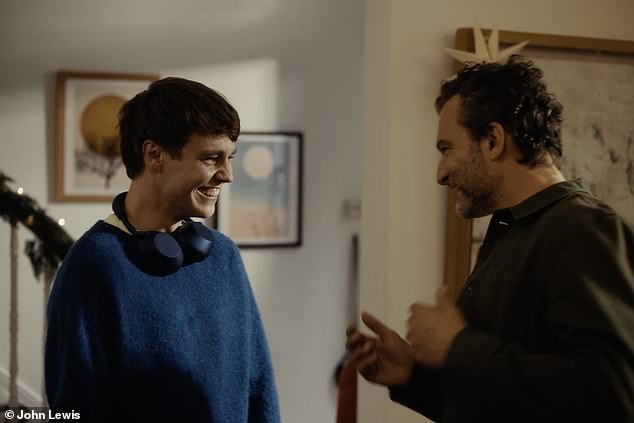 Um para os pais... O anúncio de Natal da John John Lewis revelou seu tão aguardado anúncio de Natal (foto) para 2025 - e este ano, o varejista britânico espera que uma mistura de nostalgia dos anos 90 e um doce relacionamento entre pai e filho atraia o coração dos espectadores