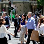 Compradores na Pitt Street, em Sydney.