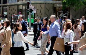Um presente de Natal antecipado de US$ 5 bilhões pode estar nos planos para todos os australianos Compradores na Pitt Street, em Sydney.