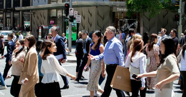 Compradores na Pitt Street, em Sydney.
