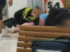 Um preso enquanto adolescente luta pela vida após briga em shopping center em Adelaide A polícia prendeu um garoto de 16 anos.