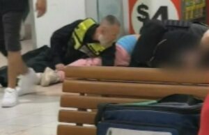 Um preso enquanto adolescente luta pela vida após briga em shopping center em Adelaide A polícia prendeu um garoto de 16 anos.