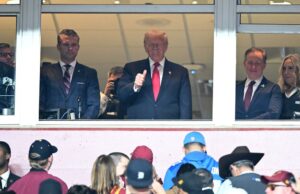 Um tributo duradouro ao amor próprio: por que os políticos batizam os estádios com seus próprios nomes Um tributo duradouro ao amor próprio: por que os políticos batizam os estádios com seus próprios nomes