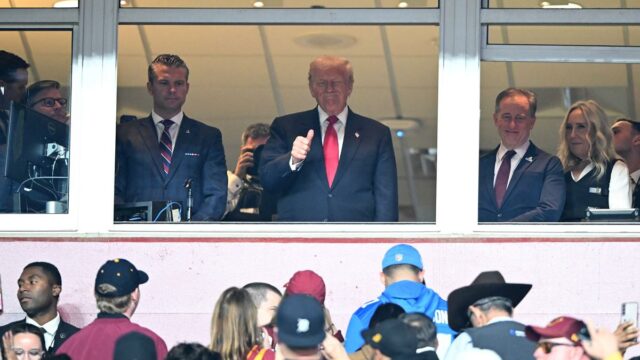 Um tributo duradouro ao amor próprio: por que os políticos batizam os estádios com seus próprios nomes
