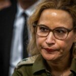 Manifestantes se reúnem do lado de fora do centro de detenção de Sde Teiman, perto de Beersheba, sul de Israel, em 29 de julho de 2024. - Amir Cohen/Reuters