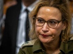 Um vídeo vazado, uma busca frenética e o principal advogado militar: o que saber sobre o escândalo que abala Israel Manifestantes se reúnem do lado de fora do centro de detenção de Sde Teiman, perto de Beersheba, sul de Israel, em 29 de julho de 2024. - Amir Cohen/Reuters