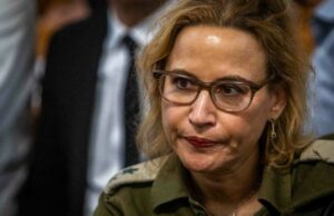 Um vídeo vazado, uma busca frenética e o principal advogado militar: o que saber sobre o escândalo que abala Israel Manifestantes se reúnem do lado de fora do centro de detenção de Sde Teiman, perto de Beersheba, sul de Israel, em 29 de julho de 2024. - Amir Cohen/Reuters