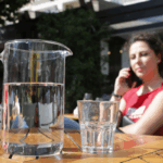 A Câmara Municipal de Aurora, Colorado, aprovou uma resolução esta semana, incentivando os restaurantes a servir água apenas mediante solicitação do cliente, em vez de automaticamente (Getty Images)