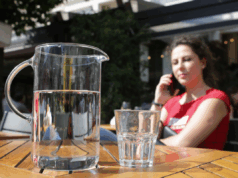 Uma cidade do Colorado está tão desesperada para economizar água que pede aos restaurantes que sirvam apenas a pedido dos clientes A Câmara Municipal de Aurora, Colorado, aprovou uma resolução esta semana, incentivando os restaurantes a servir água apenas mediante solicitação do cliente, em vez de automaticamente (Getty Images)